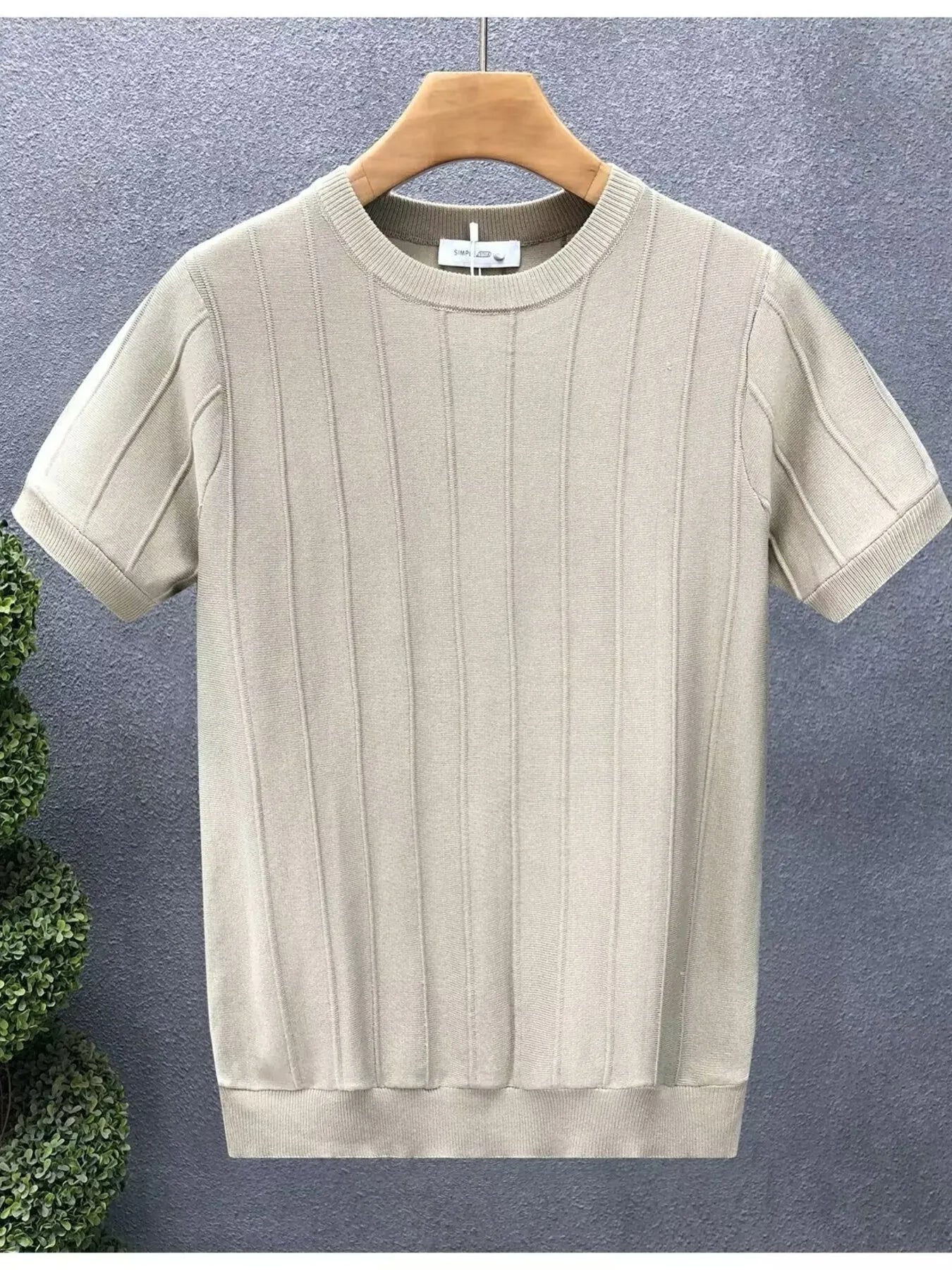 Plus-size men’s fitted luxury tee – tailored cut with spandex blend.

